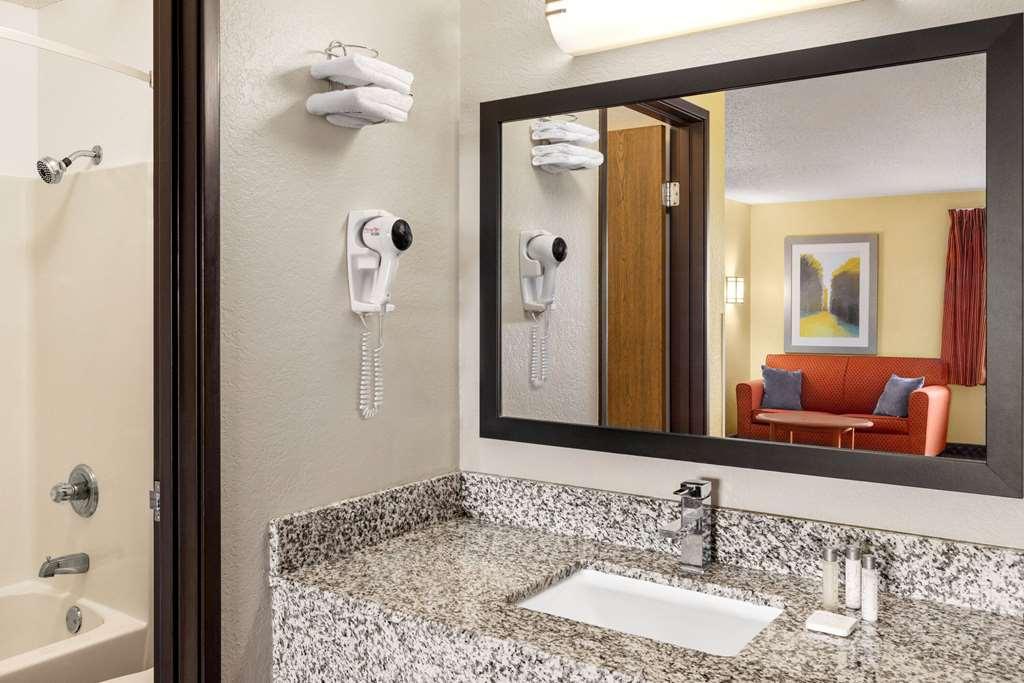 Baymont By Wyndham Cedar Rapids Hotel Quarto foto