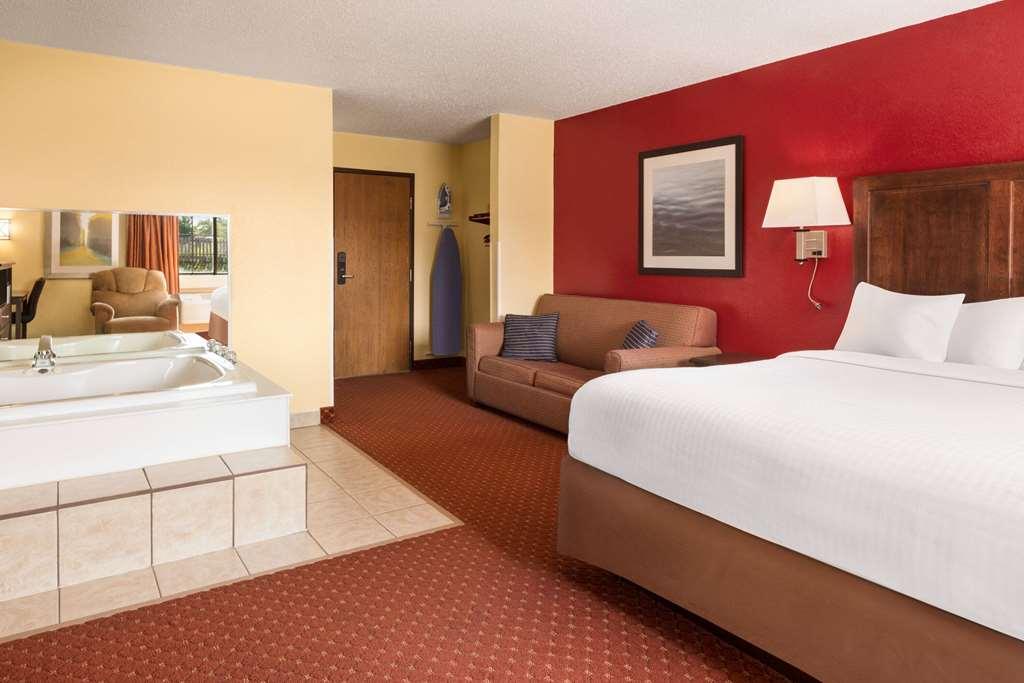 Baymont By Wyndham Cedar Rapids Hotel Quarto foto