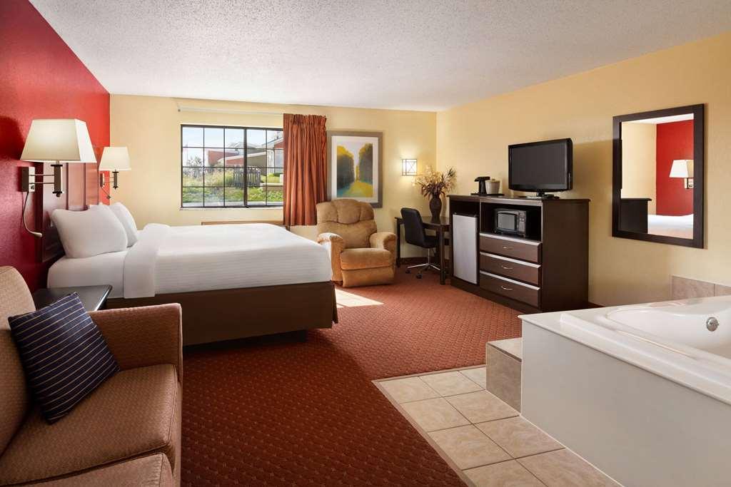 Baymont By Wyndham Cedar Rapids Hotel Quarto foto