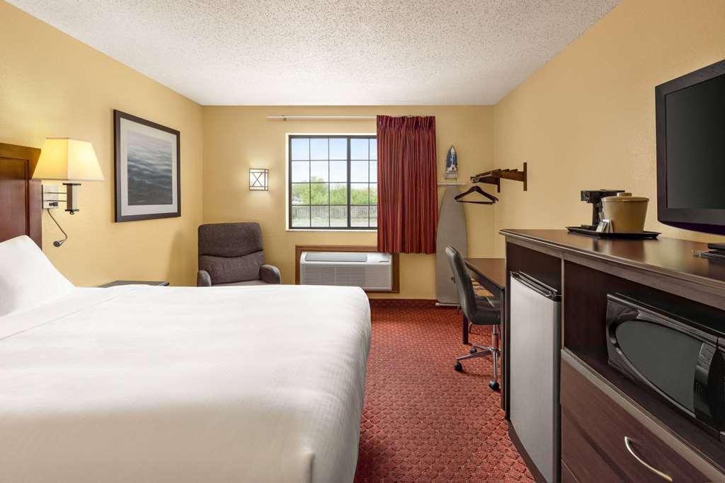 Baymont By Wyndham Cedar Rapids Hotel Quarto foto