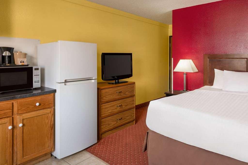 Baymont By Wyndham Cedar Rapids Hotel Quarto foto