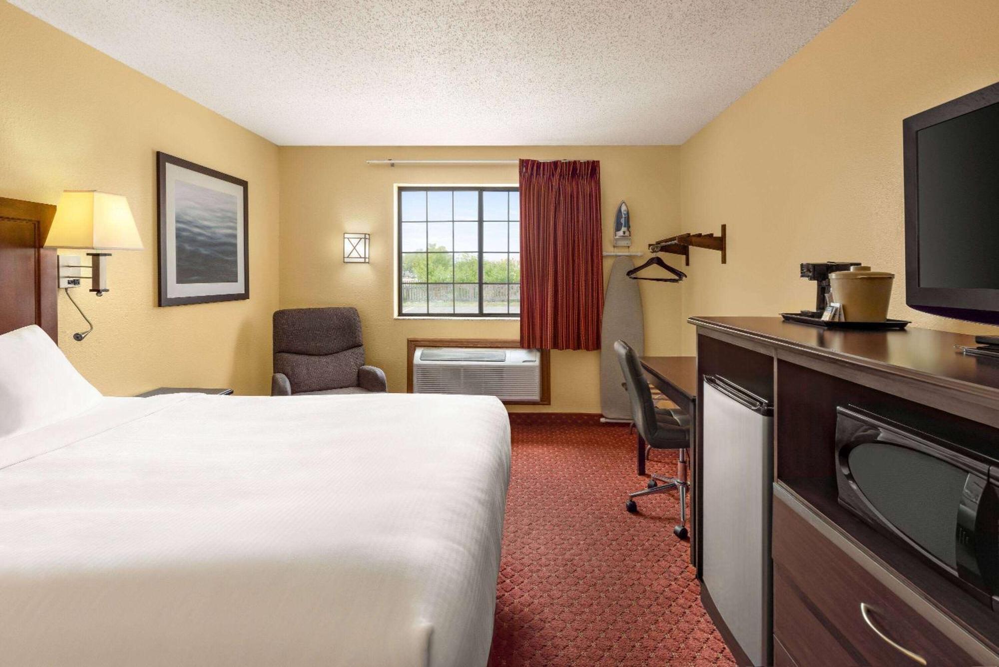 Baymont By Wyndham Cedar Rapids Hotel Exterior foto