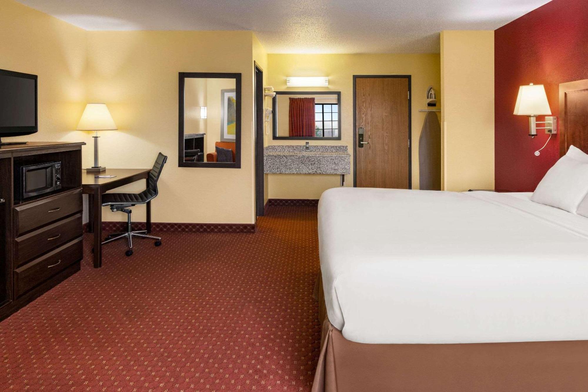 Baymont By Wyndham Cedar Rapids Hotel Exterior foto