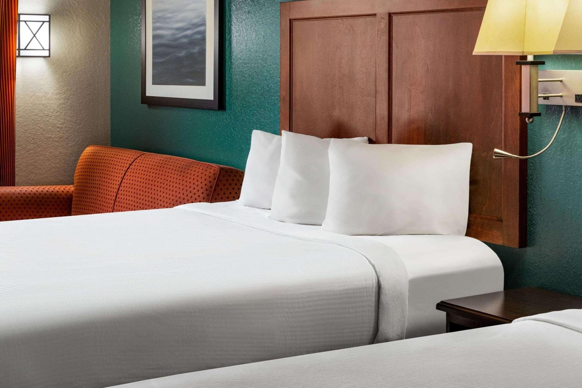 Baymont By Wyndham Cedar Rapids Hotel Exterior foto