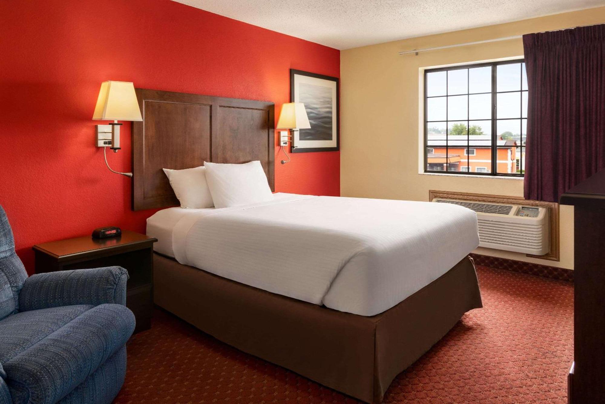 Baymont By Wyndham Cedar Rapids Hotel Exterior foto