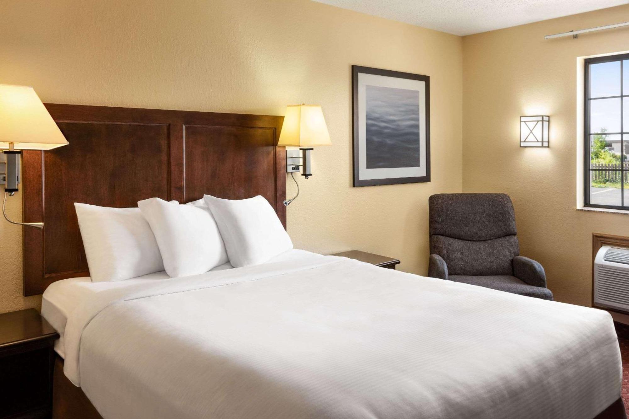 Baymont By Wyndham Cedar Rapids Hotel Exterior foto